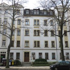 Mietshaus in geschlossener Bebauung mit Vorgarten Orthstraße 11