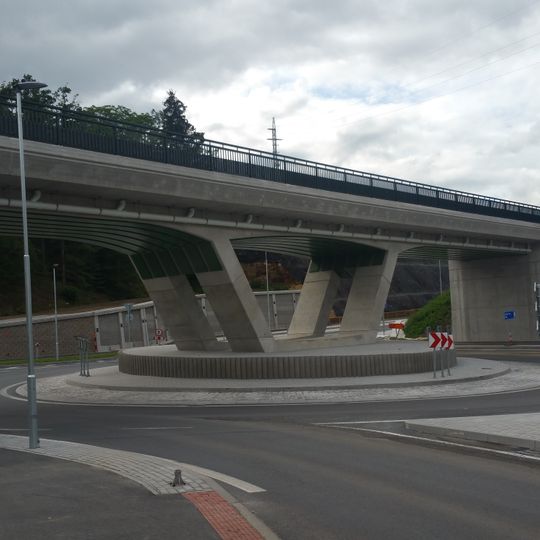 Most železniční trati nad kruhovým objezdem Na Sudech – Na Roudné – Jateční
