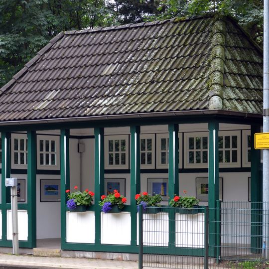 Bahnwartehäuschen