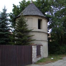 Mur obronny (dworski) z 2 basztami