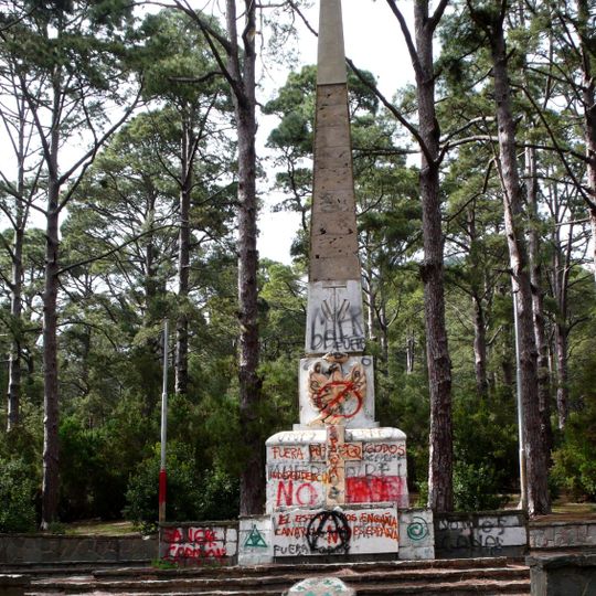Franco Monument, Las Raíces