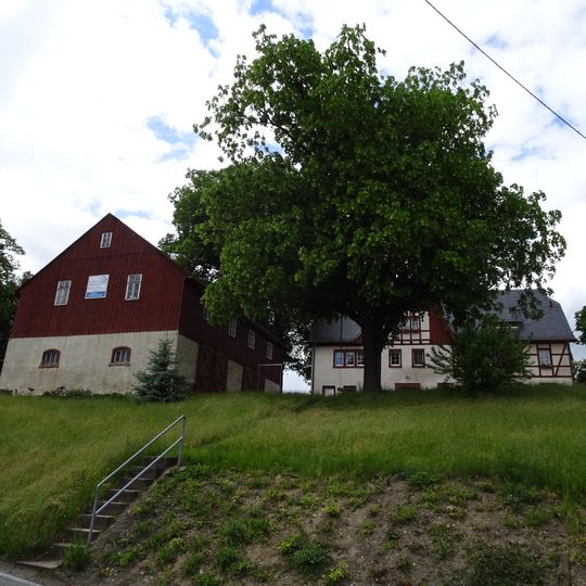 Wohnstallhaus und Seitengebäude eines Bauernhofes Altenhainer Dorfstraße 47