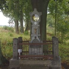 Kříž západně od Chodského Újezdu u rozcestí