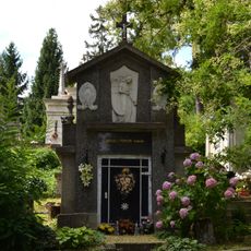 Cintorín sv. Rozálie, hrobka s reliéfmi