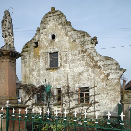 Bau mit Schweifgiebel