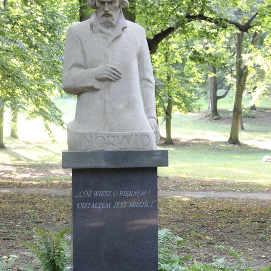 Pomnik Cypriana Kamila Norwida w Łazienkach Królewskich