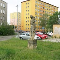 Socha Matka s dětmi ve Vlasákově ulici v Mělníku