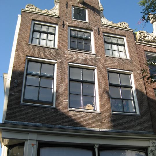 Hoekhuis met halsgevel
