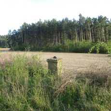 Podstavec kříže u silnice východně od Mezí