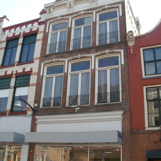 Pand met twee hoge verdiepingen afgesloten door brede lijst