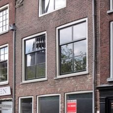 Pand met klokgevel met zijvoluten op geprofileerde dekplaten