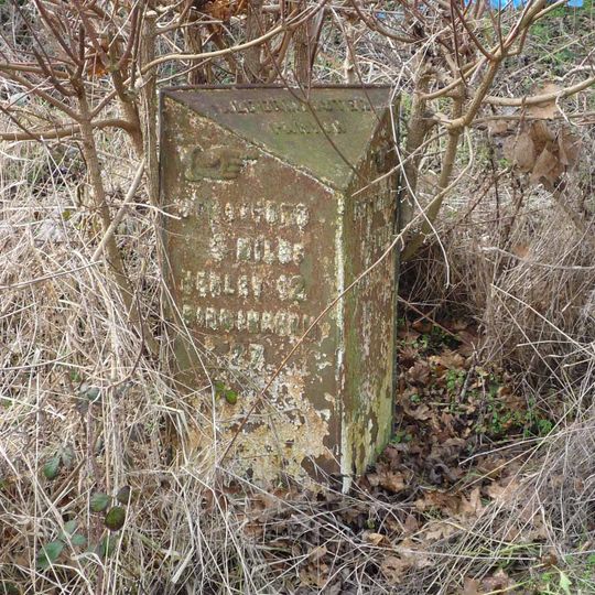 Milepost, 100m E of Alderminster turn; opp. entrance to Upper Goldicote Farm