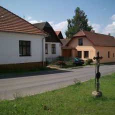 Kříž v Nové Cerekvi u křižovatky