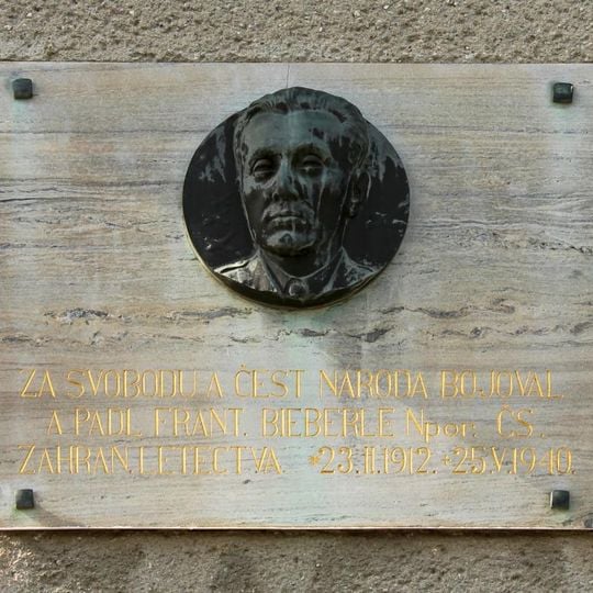 Pamětní deska ve Skrbni na ulici Jos. Fialy