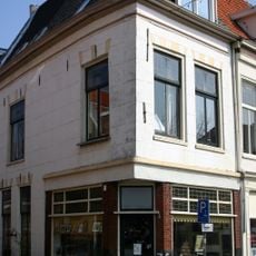 Pand met gepleisterde lijstgevel, moderne onderpui