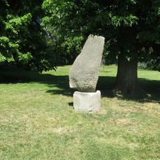 Kamenná plastika Křídlo v parku v Radonicích