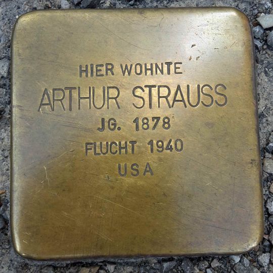 Stolperstein en memoria de Arthur Strauß