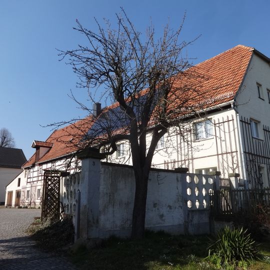 Wohnstallhaus, Seitengebäude und Scheune eines Dreiseithofes sowie Torpfeiler Zum Lindenhof 3