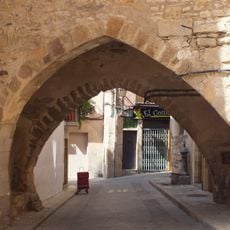 Pas cobert a la perllongació del carrer Vilanova