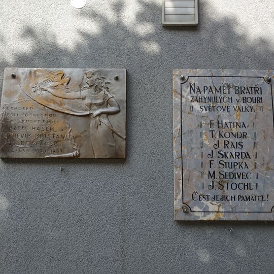 Pamětní deska obětem 2. světové války na sokolovně v Bolevci