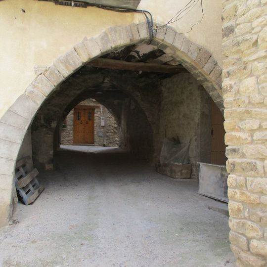 Passadís i arcs gòtics de Llimiana