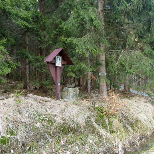 Kříž s obrázkem v Bedřichově na rozcestí v lese