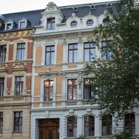 Mietshaus in geschlossener Bebauung mit Vorgarten Augustastraße 34