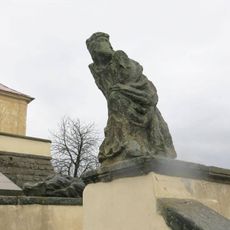 Socha Kristus pod křížem na jižní straně horní terasy schodiště Kalvárie u Ostrého