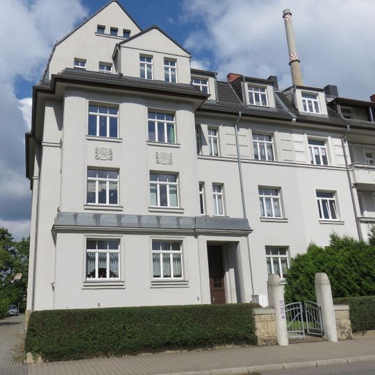 Mietshaus in halboffener Bebauung , mit Vorgarten Zöblitzer Straße 8