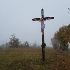 Kříž u bývalé státní silnice severovýchodně Chlustiny