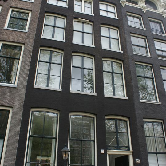 Pand met gevel onder rechte lijst met consoles