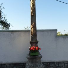 Kříž v Bítově u vchodu do kostela