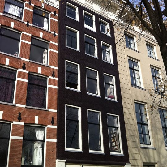 Pand met gevel onder zware versierde lijst met een hoekconsole