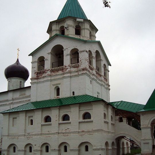 Церковь-колокольня Трех Московских Святителей