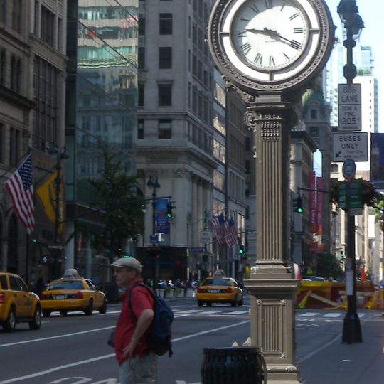 Sidewalk Clock at 522 5th Avenue