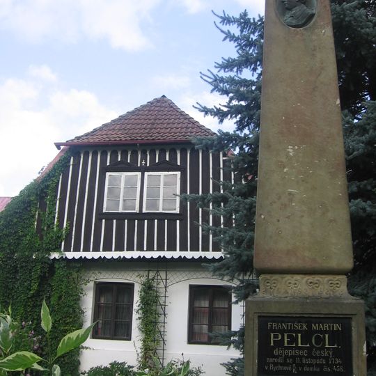 Rodný dům F. M. Pelcla s pomníkem z roku 1870
