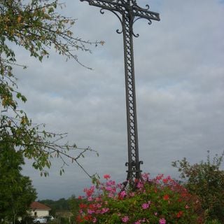 Cross the intersection of Brienne-la-Vieille