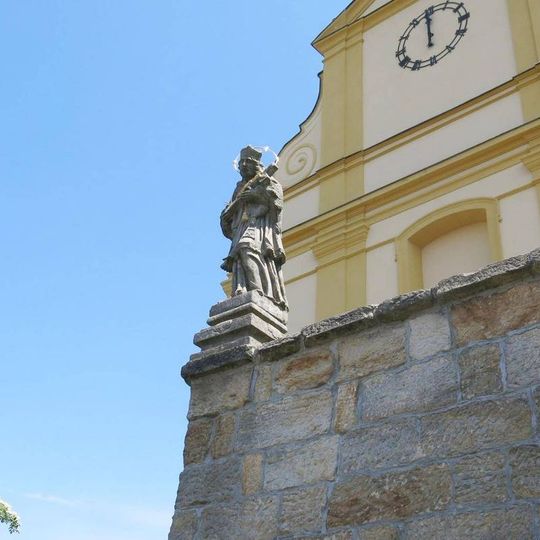 Socha svatého Jana Nepomuckého u schodiště kostela v Růžové