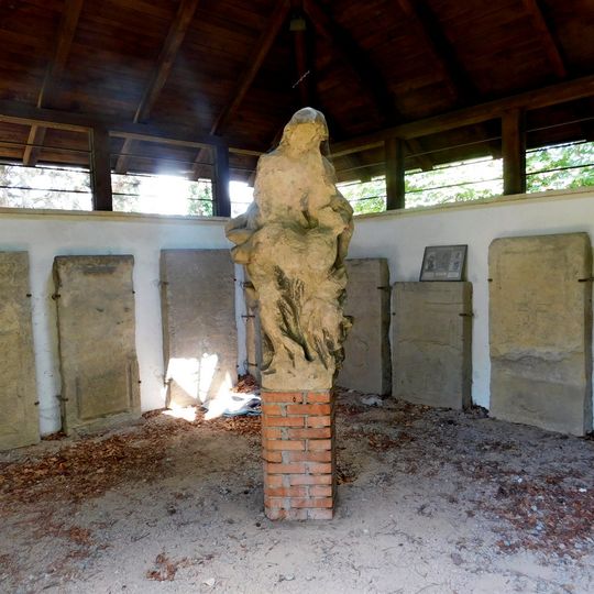 Socha na hřbitově u kostela svatého Havla v Mladé Boleslavi