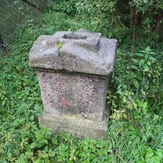 Kříž před kaplí sv. Anny v Lachovicích.