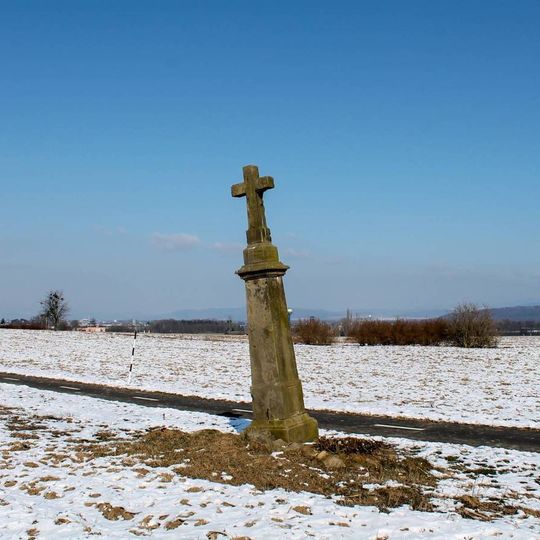 Kříž za Palonínem vedle cyklostezky v polích