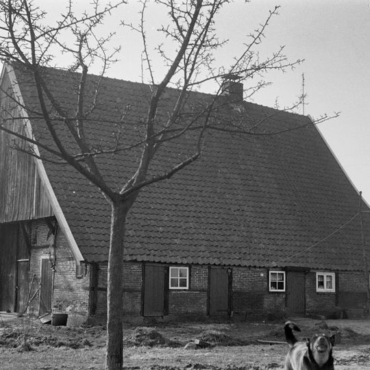 Boerderij met gave vakwerkachtergevel en met vakwerk in de zijgevels, plint van bentheimersteen