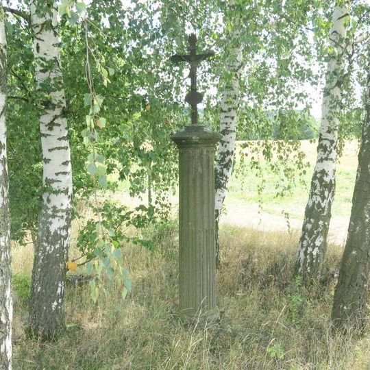Kamenný sloup s křížkem u silnice 286 severně od Železnice