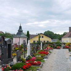 Friedhof mit Mauer und Torbau