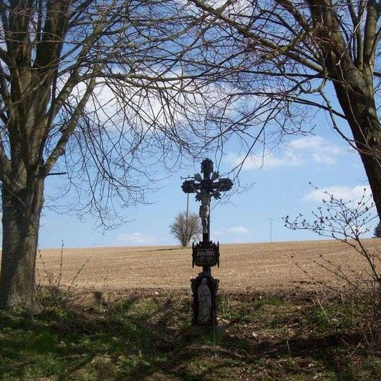 Kříž jižně od Vlčevsi východně od silnice