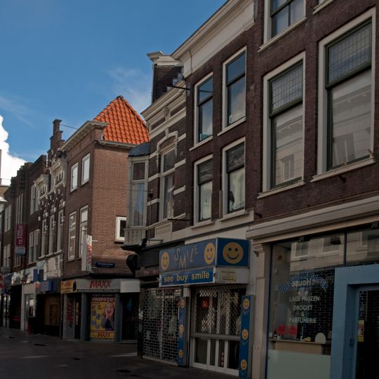 Pand met eenvoudige verkropte lijstgevel