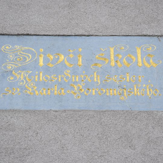 Deska dívčí školy v Brně-Líšni