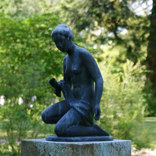 Kauernde Frauenfigur