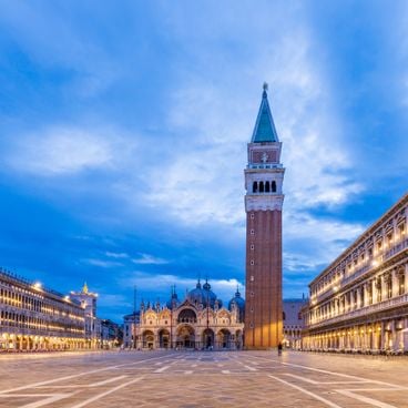 Romantic Venice: historic squares, canals, and palaces