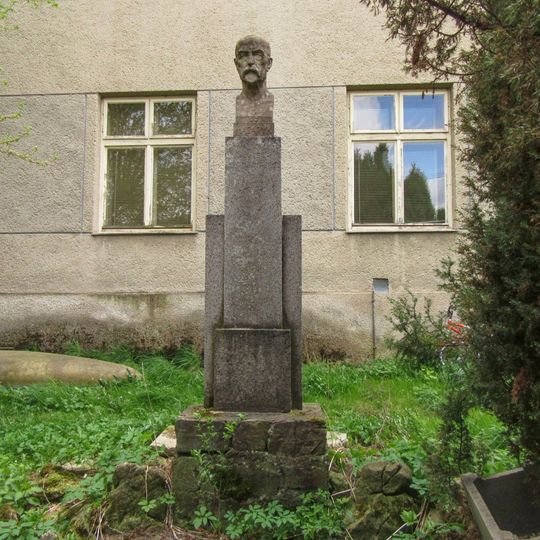 Pomník T. G. Masaryka v Kozově u bývalé školy